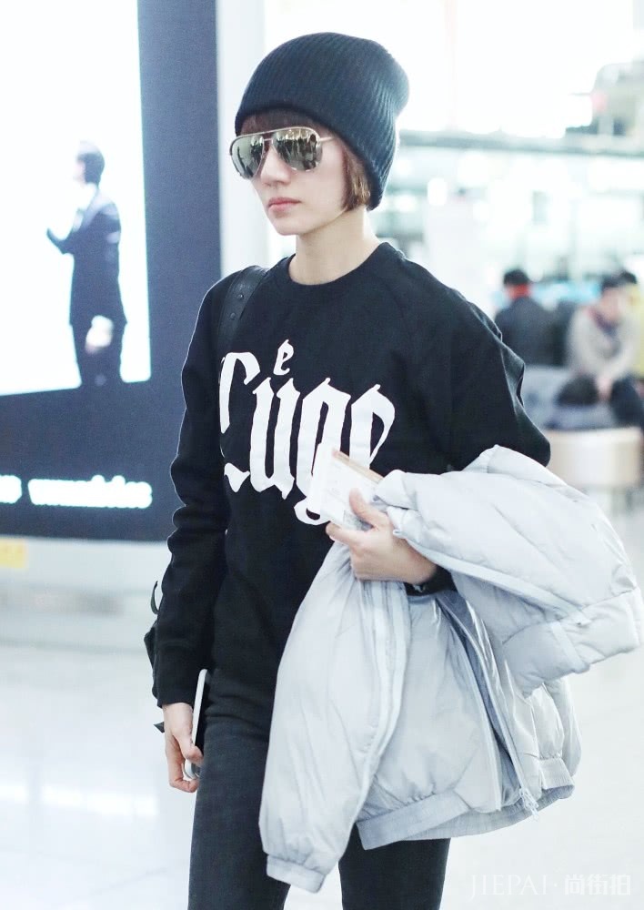 袁泉参加《快本》，粉色衬衣搭配牛仔裤清新知性，感觉只有30岁