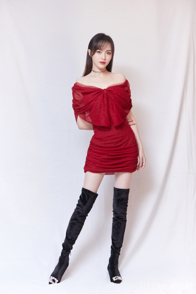 大红色衣服太俗气?但唐嫣穿红色连衣裙配长靴又帅又美,好看极了