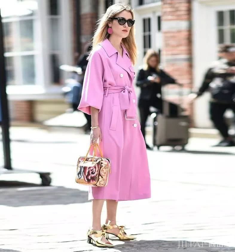 欧美街拍 风衣裙是西装裙之后又一大时髦利器