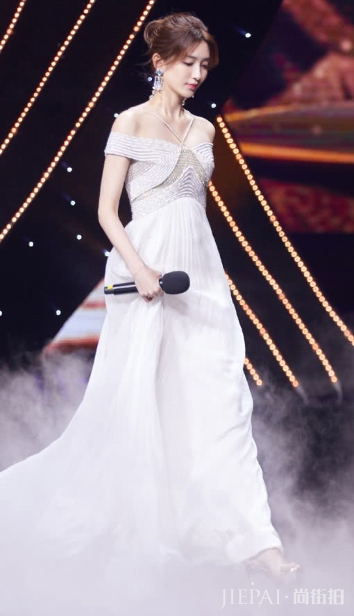 江疏影穿那么贵重的西装却配“奶奶鞋”!