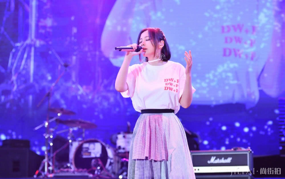 张靓颖演唱会T恤配拼接长裙,秒变18岁