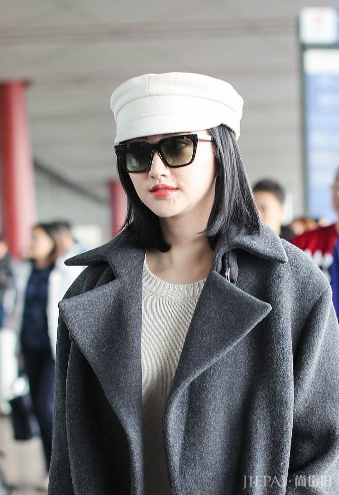 景甜机场又创新造型,灰色大衣尽显女王范儿!