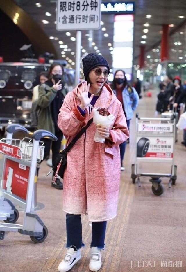 陈数一袭蓝大衣走机场,搭配破洞裤内衬秋裤不仅保暖还接地气