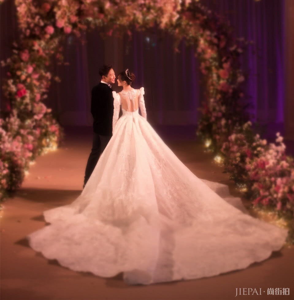 唐嫣高定婚纱太甜美?和刘诗诗杨幂AB婚纱大比拼,谁的更美?