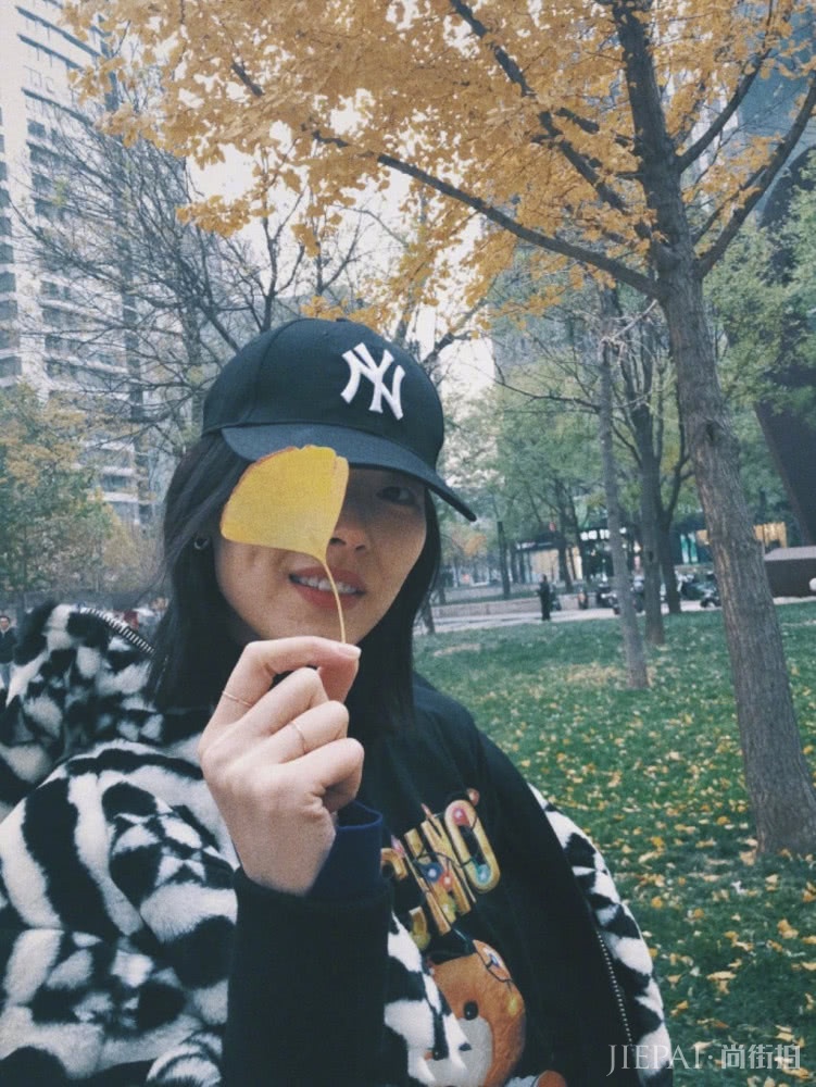 刘雯晒私服照,人造皮草夹克保暖又有型