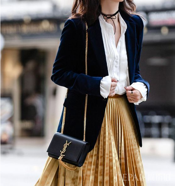 藏青色的外套什么年龄穿最适合？