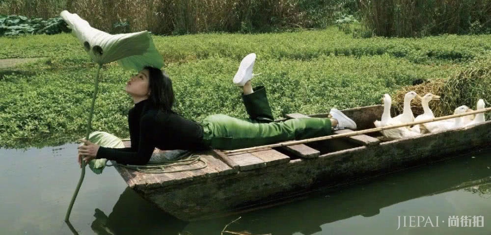 马思纯花衬衫搭配牛仔裤,斜躺破船送亲吻