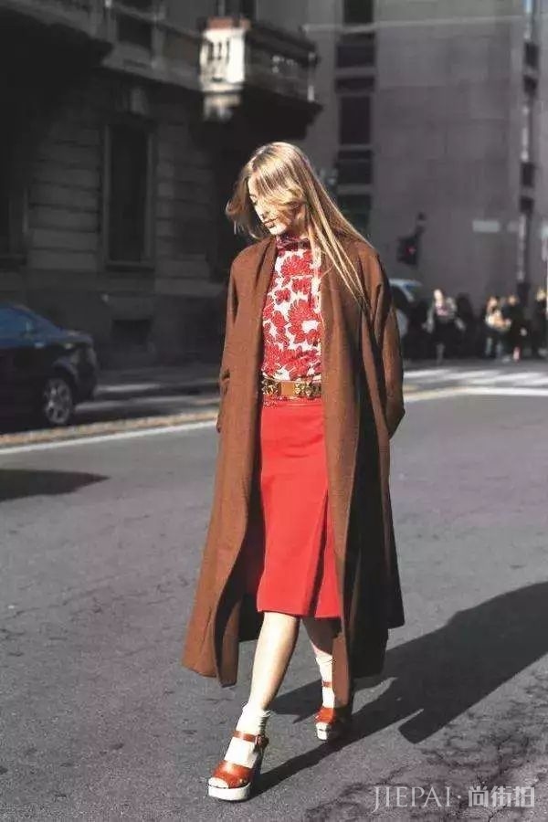 你还在露脚踝、卷裤脚?露袜子才是18年最流行