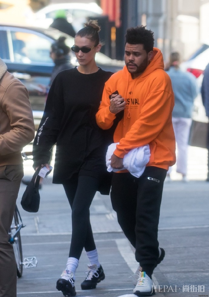 贝拉哈迪德身穿长款针织毛衣去维密试装 气场十足