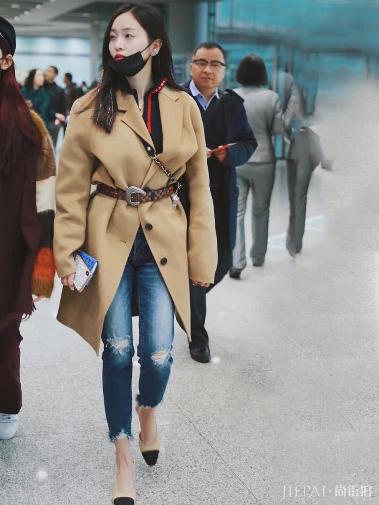 吴宣仪穿长款大衣走机场，系条腰带，显瘦显高变酷girl