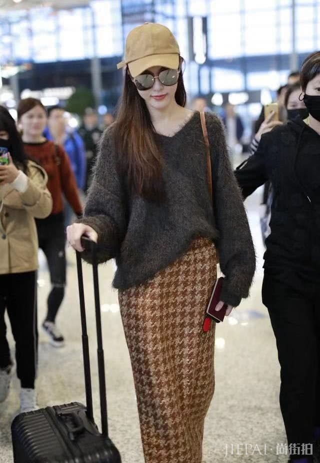 唐嫣婚后机场街拍,套头毛衣搭配铅笔裙,优雅又减龄