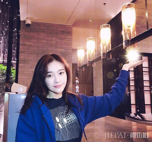 秦岚聂远“帝后cp”重聚,拍杂志模仿午睡画面,却被新奇姿势抢镜