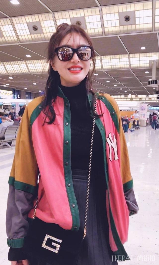 被秦岚美到了,拼色外套配百褶裙轻松美回18岁,换个新发型甜炸了