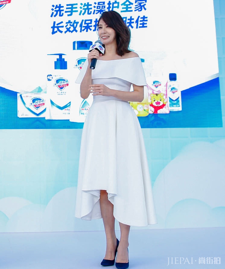 贾静雯的婚纱开了到腰窝,出门却十分保守,和人合照不忘捂严实!