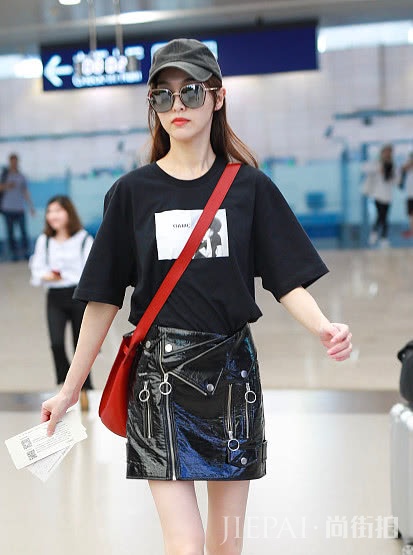 漆皮裙赶走冬日沉闷!周冬雨俏皮可爱,唐嫣的漆皮裙最具设计感