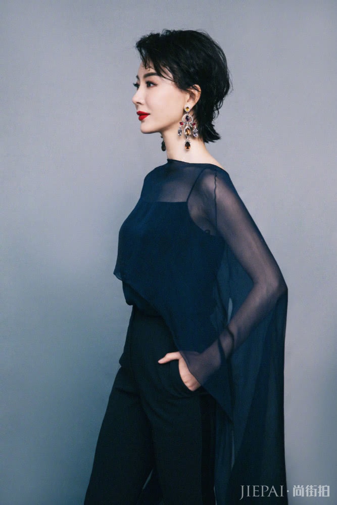 陈数终于剪对了发型！剪短发年轻20岁，穿连衣裙美成少女