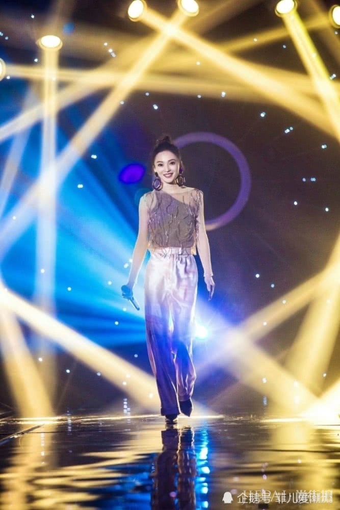 张韶涵过膝白袜配“学生装”秒变日系少女