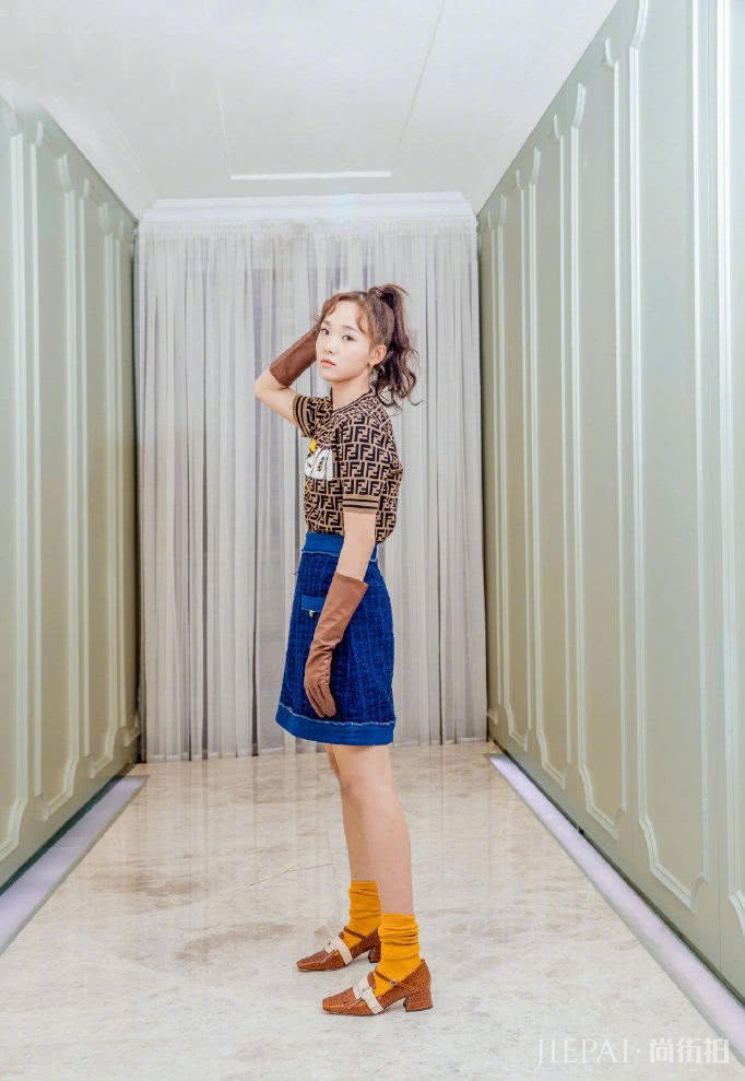 吕小雨长筒袜故意堆起来,瞬间显高10厘米