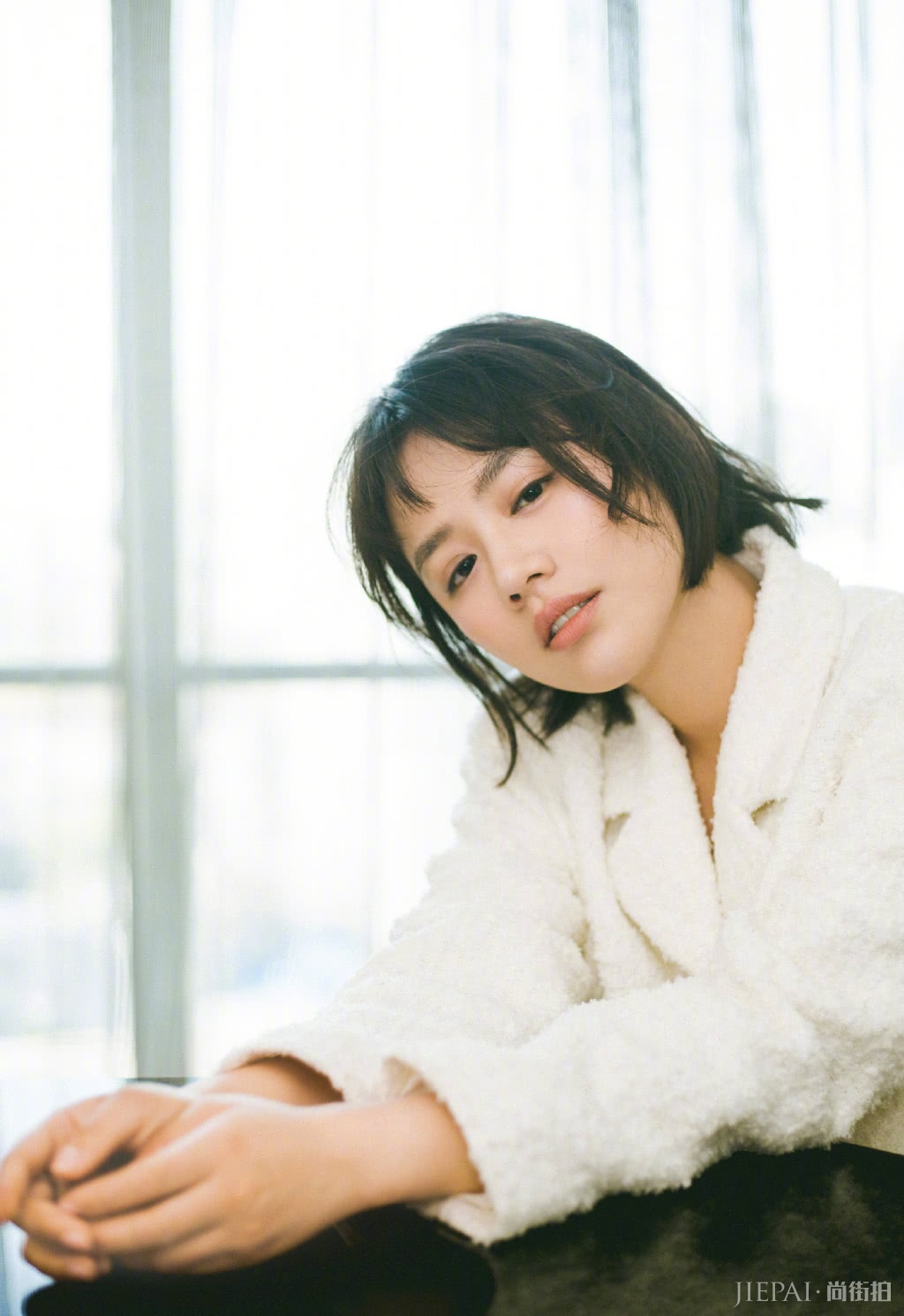 马思纯剪短发大变样,一款短发看上去像18岁小女孩