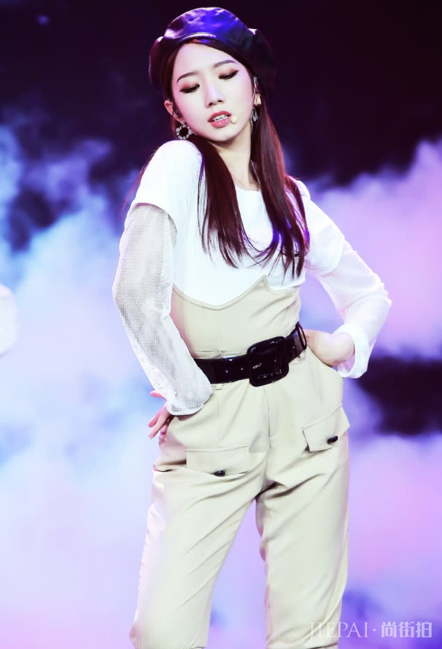 孟美岐的腰带勒出了一圈赘肉？台上的表情亮了