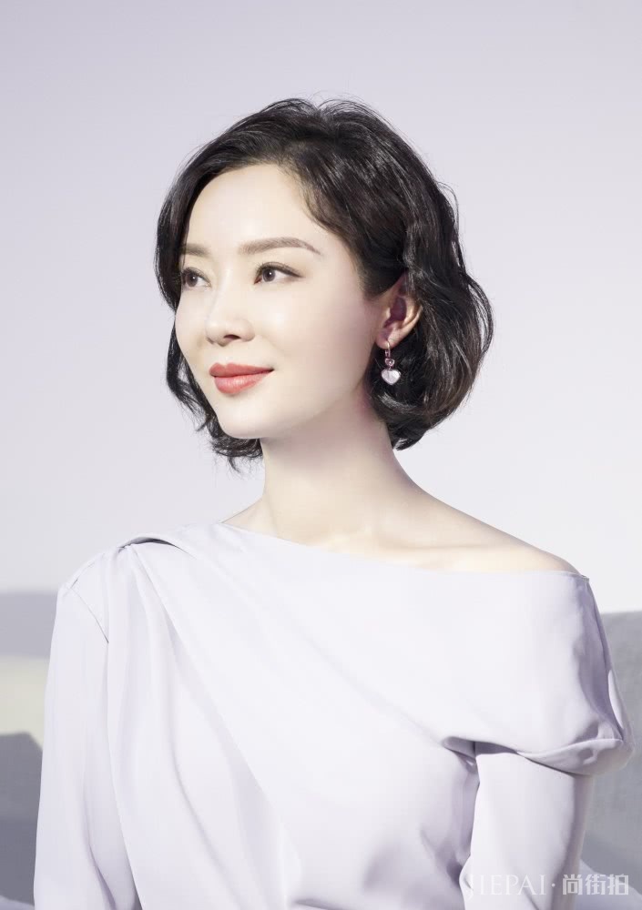 陈数用短卷发了直接减龄10岁,这款减龄发型看了也想剪