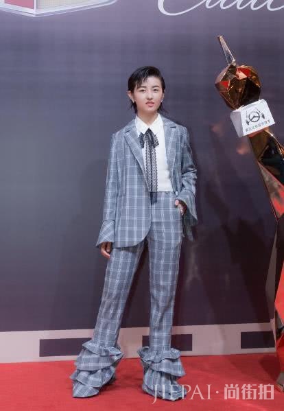 张子枫亮相活动,穿衬衫高跟鞋秒变“精致少女”,重新美回来啦