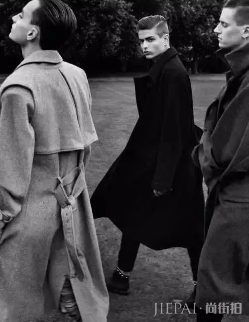 男生穿灰色蓬松棉袄下身怎么搭配