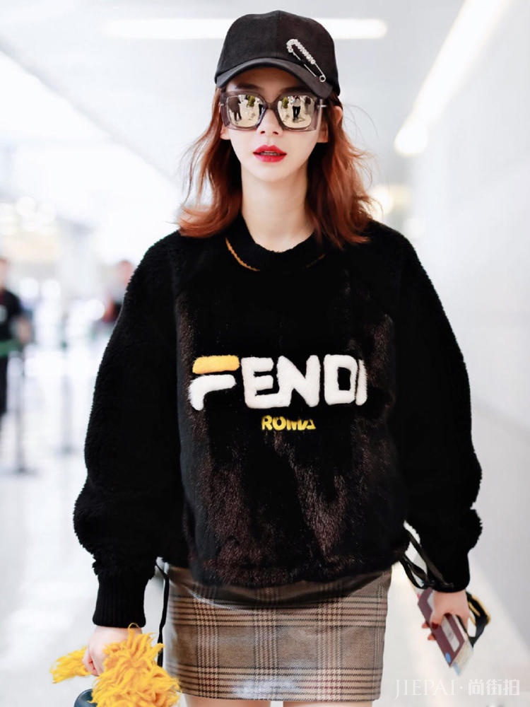 别再穿“貂”了,试试摇粒绒卫衣,戚薇钟楚曦Gigi都在穿