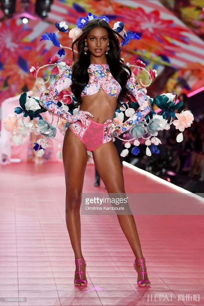 2018维密秀60套绝美Look盘点！各国超模争奇斗艳美到霸屏！