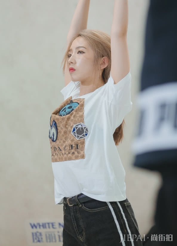 “山支大哥”孟美岐穿大衣现身!