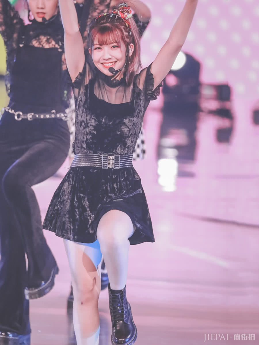 火箭少女终于合体，穿暗黑系造型，居然美出了高级感！