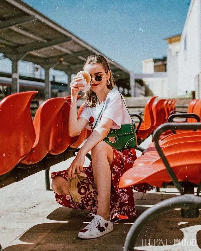 谁说红色显low？这位博主把红色穿成时尚大片，每张街拍都美到窒息！