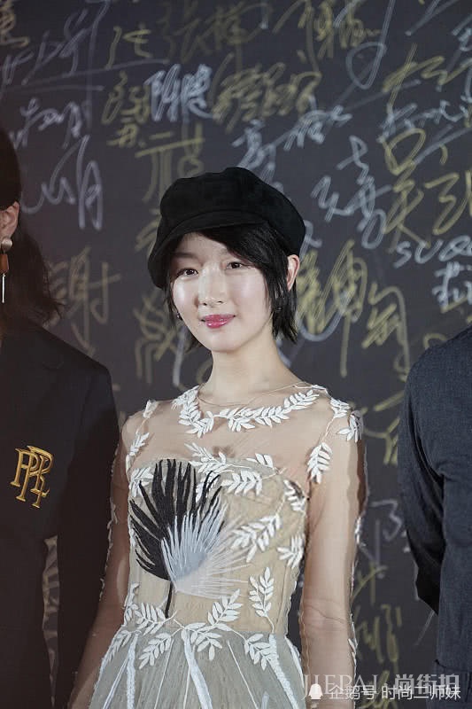 周冬雨的少女感全靠一顶帽子撑,清新气质惹人爱