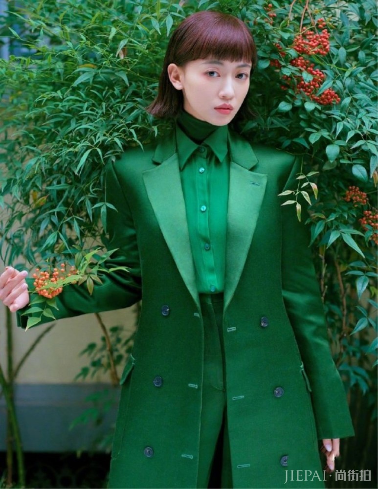 吴谨言拍杂志大片一改往日风格，剪了短发依旧很灵动