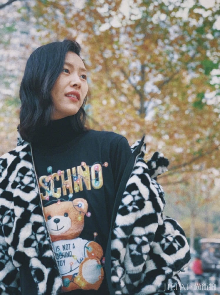 刘雯晒私服照,人造皮草夹克保暖又有型