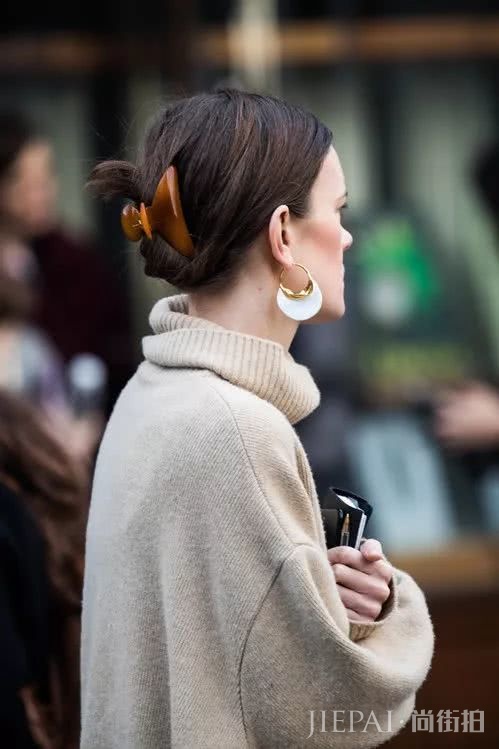 能穿一整个秋冬的针织衫 这么搭最时髦