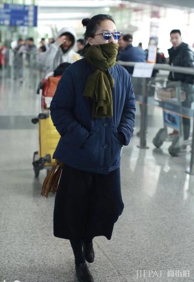 周迅机场街拍 这回将围巾换个系法,越来越更时髦!