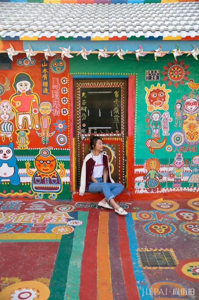 眼睛小皮肤黑长相一般,却是新加坡的头号时尚博主