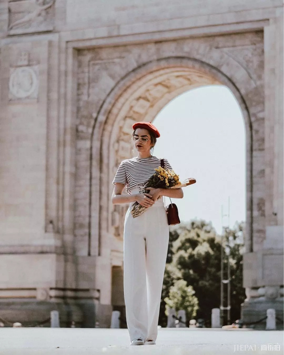 谁说红色显low？这位博主把红色穿成时尚大片，每张街拍都美到窒息！