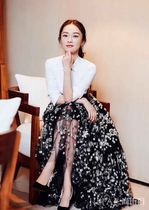 霍思燕参加活动，穿“校服裙”年轻又减龄，嫩成大学生