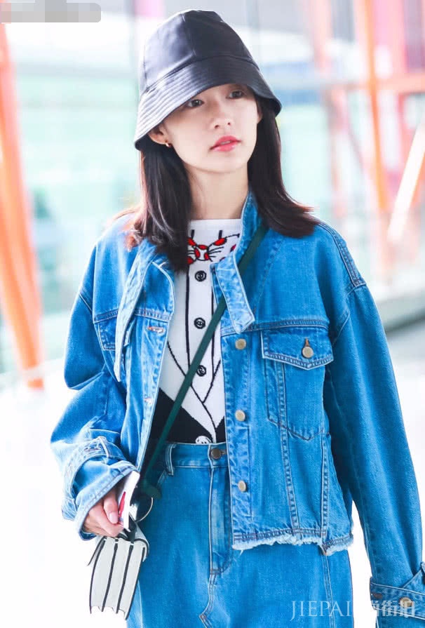 李沁仗着颜值高,扣了个“花盆帽”在头上?却意外时髦!