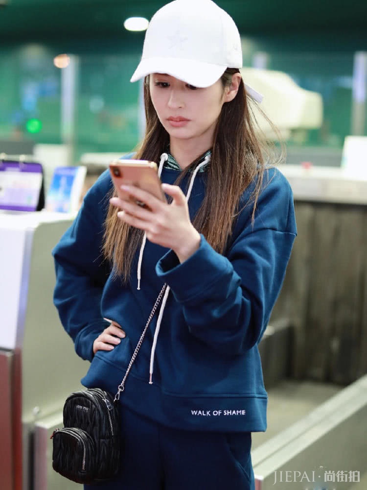 颖儿又瘦又美,一条运动裤走机场,活力似少女