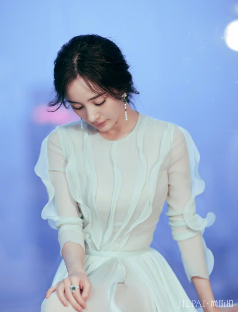 杨幂穿淡绿连衣裙扮次少女风,发型凌乱也很美