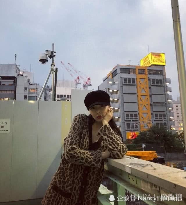 金泫雅穿紫色大衣灵动又有仙气，一起学习下吧