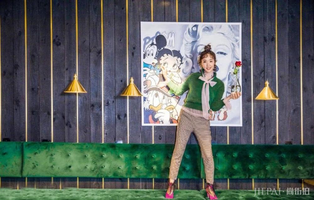 吕小雨长筒袜故意堆起来,瞬间显高10厘米