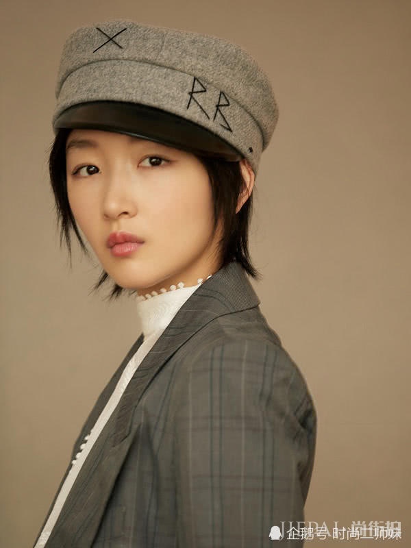 周冬雨的少女感全靠一顶帽子撑，清新气质惹人爱