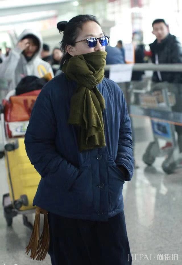 周迅机场街拍 这回将围巾换个系法,越来越更时髦!