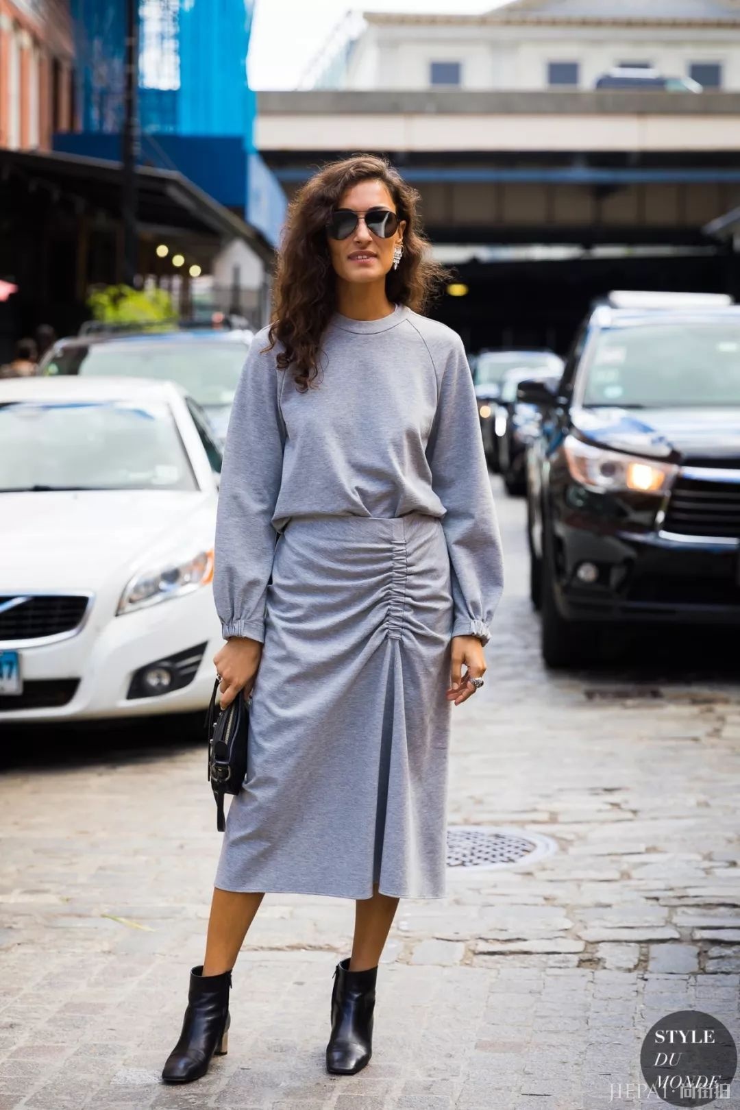 你穿卫衣+短靴=真的时髦炸了!