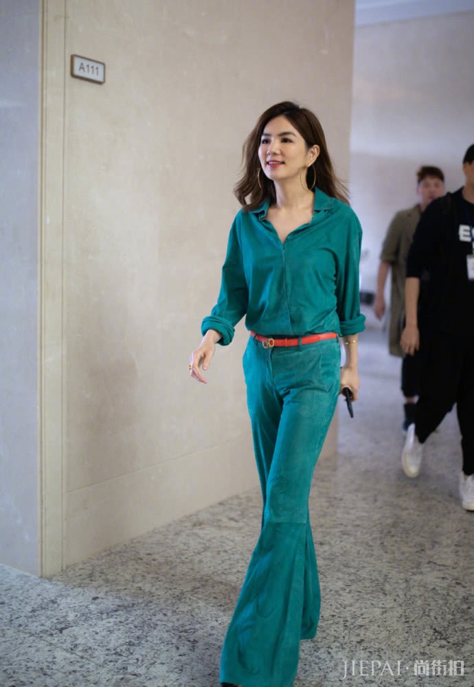 陈嘉桦真会穿！绿色半身裙穿出复古少女感