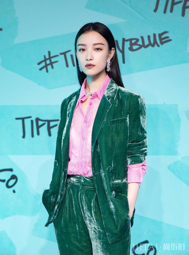 倪妮这次又穿墨绿色睡衣套装现身，却意外的时髦